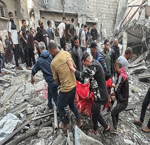 مواطنون ينقلون عددا من الجرحى الى مستشفى العودة بعد عدة غارات جوية اسرائيلية استهدفت منازل متفرقة في مخيم النصيرات وسط قطاع غزة